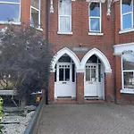 Number 10 Service Apartment - Danes